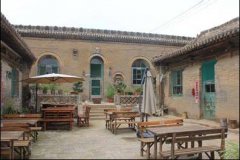 康家坪村的乡宁云丘山窑洞大院是集住宿餐饮于